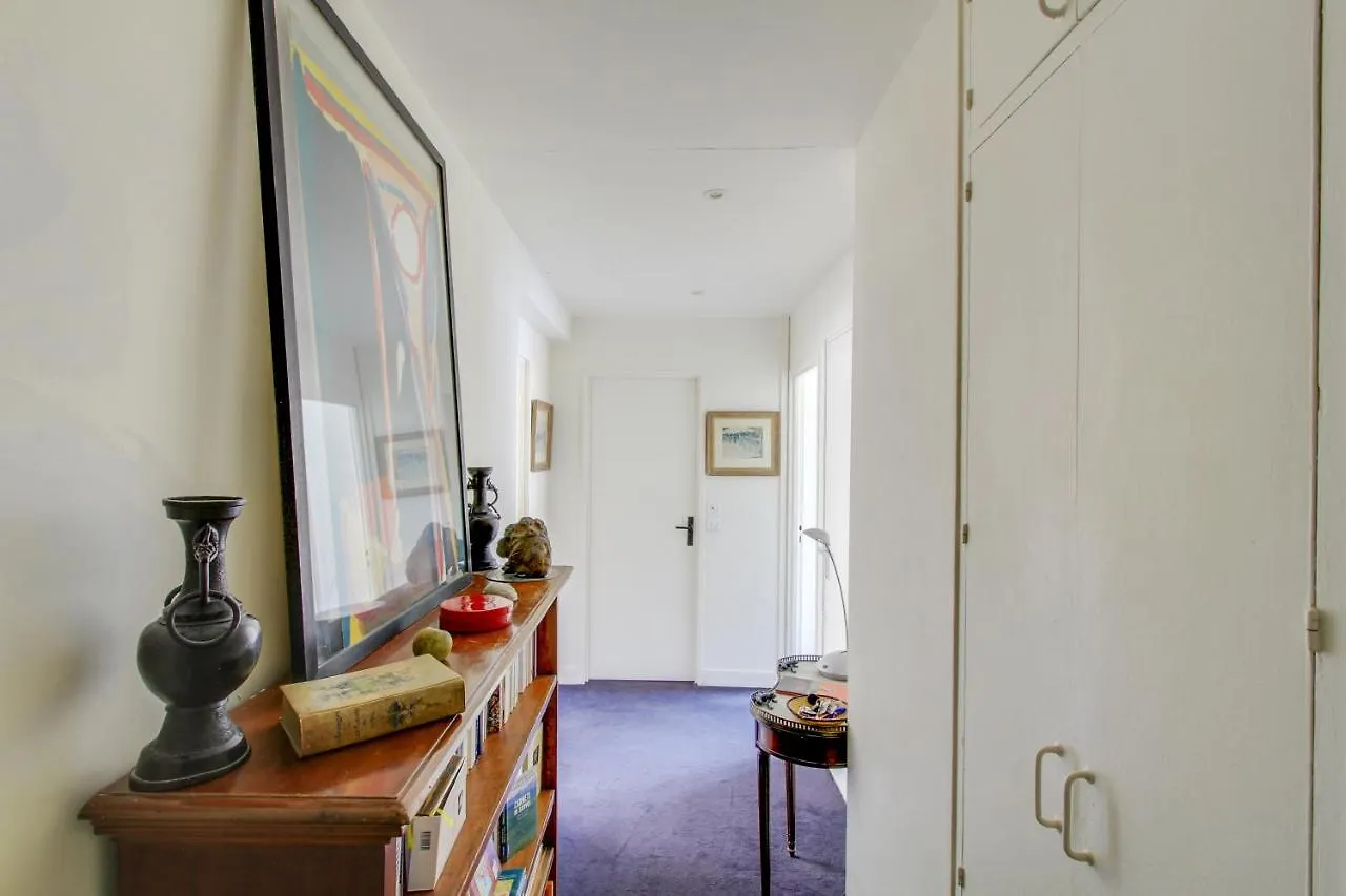 Апартаменты Elegant Appartement Pres De La Tour Eiffel By Weekome Париж